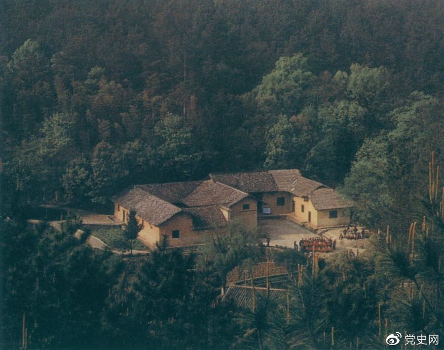 毛澤東故居——湖南省湘潭縣韶山?jīng)_上屋場(chǎng)。1893年12月26日，毛澤東在這里誕生。