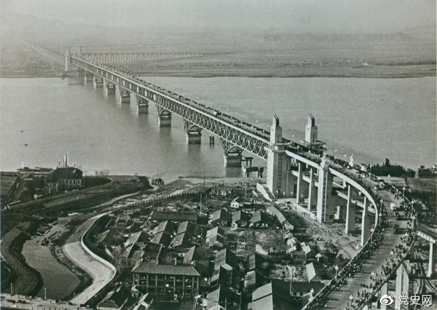 1968年12月29日， 南京長江大橋全面建成通車。這是當時中國自行設計建造的最大的鐵路、公路兩用橋。